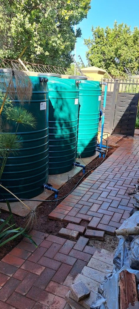 Water tank installation